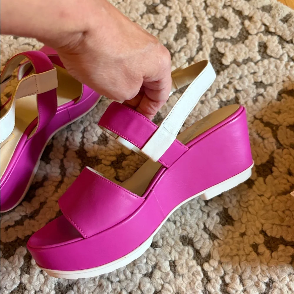 NWOT ITALIAN made fuchsia platform sandal size Euro 40.